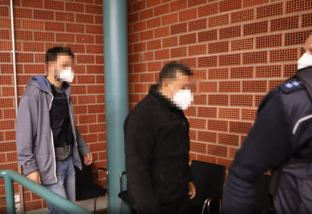 Edward N. (Mitte) hatte zuletzt seinen Wohnort in Madrid. Jetzt muss sich der mutmaßliche Drogenhändler vor dem Landgericht Konstanz ...