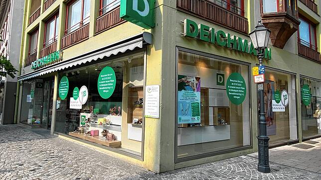 Gefühlt war sie schon immer an dem Standort in der Niederen Straße, jetzt zieht die Deichmann-Filiale um.