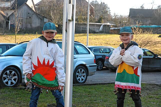 Bild 2: Weitere Bilder vom Stellen des Jubiläumsbaums durch die Froschzeller Holzer