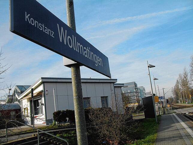 (Symbolbild) Am Bahnhof Konstanz-Wollmatingen ist ein Mann in der Nacht auf Sonntag zunächst zusammengeschlagen und dann ausgeraubt worden.