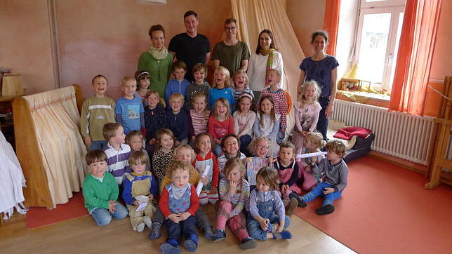 Zwei Gruppen mit insgesamt 27 Kindern sind im Waldorfkindergarten in Untersiggingen untergebracht. Hinten (von links) Gruppen- und ...