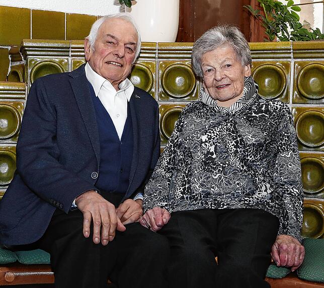 Zwei die sich verstehen: Adolf Huchler und Erna Schlatter aus Allmendshofen, die am 28. Februar ihren 95. Geburtstag feierte. Hier sind ...