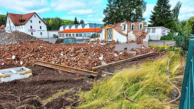 Der Abriss auf dem Coats-Mez-Gelände schon weitgehend erfolgt. Auf dem Bild vom 16. Juli steht hinten noch die Vorderwand der ehemaligen ...