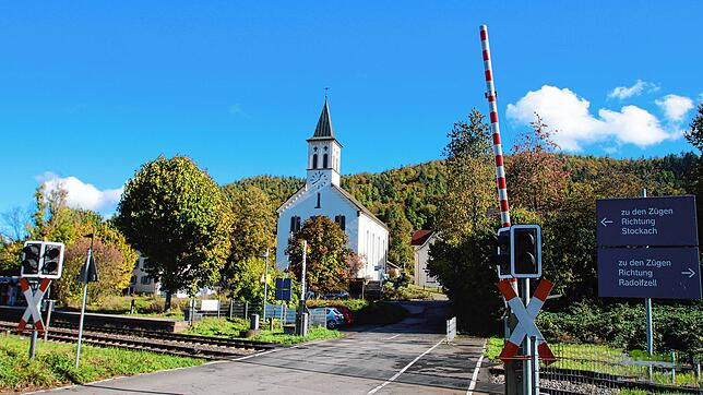 Besonders betroffen von den Baumaßnahmen zur Elektrifizierung der Bodenseegürtelbahn wäre der Bahnübergang Stahringen II.