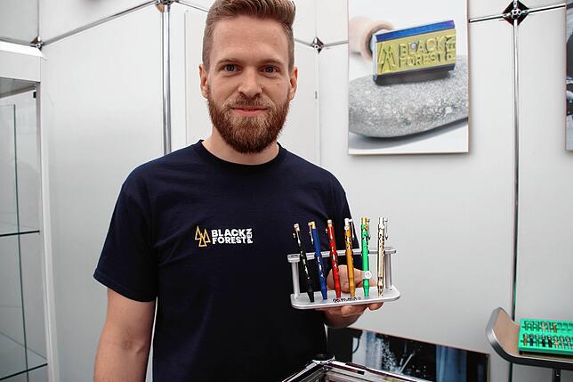 Denis Maier von der Firma Blackforest Pen aus Unterkirnach verkauft auf der Messe nachhaltige Kugelschreiber mit Materialien aus der ...