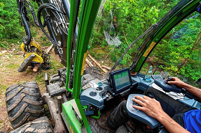 So sieht der Arbeitsplatz im Holz-Harvester von Fahrer Andreas Peter aus. Dank dieser Maschinen, die einen Baum in Minutenschnelle ...
