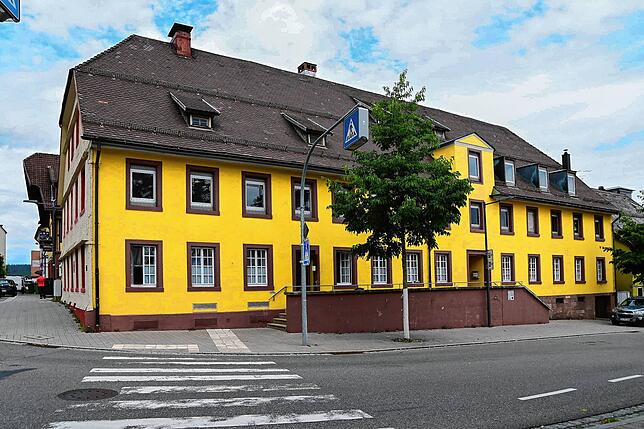 Das ehemalige Hotel „Hirsch“ heute. Der Hotel-Schriftzug ist verschwunden. Lediglich die gelbe Farbe ist geblieben. 2015 ...