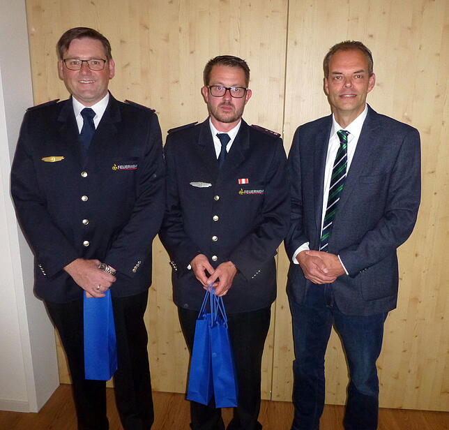 Tobias Vogelbacher, Dominik Kaiser und Bürgermeister Stefan Dorfmeister nach der Verpflichtung (von links). Nicht auf dem Foto ist ...
