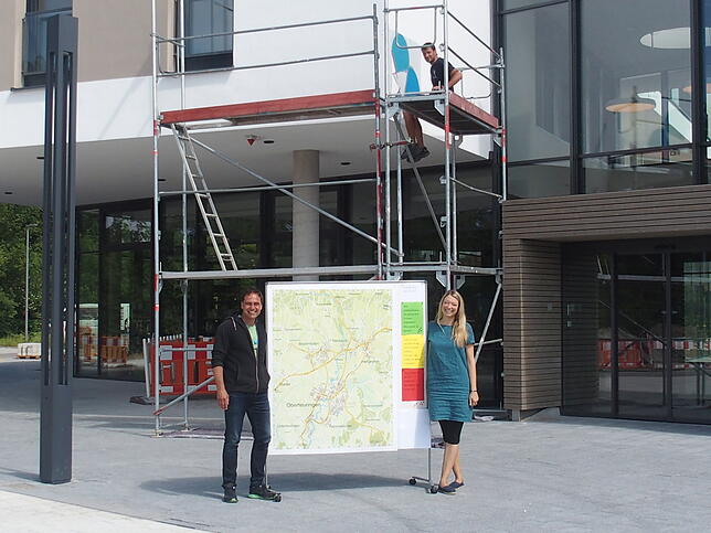 Im Juni 2018 halten Gemeinwesenarbeiter Michael Friedrich-Gaire und Inklusionsbeauftragte Annika Taube symbolisch die ganze Gemeinde in ...
