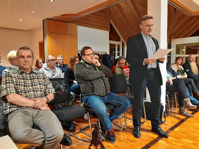 Uwe Rehnert bei der Gemeinderatssitzung Mitte März bevor er die gesammelten Unterschriften an den Bürgermeister übergibt.