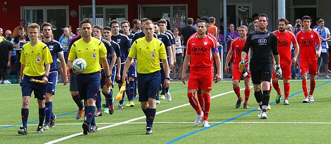 Zwei sind im Halbfinale: Schiedsrichter Luigi Satriano, der am Donnerstag in Tiengen pfeift, leitete 2015 das Pokal-Endspiel in ...