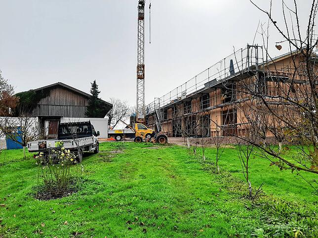 Neben dem alten Stall (links im Bild) wird ein neues Gebäude errichtet. Hier wird in Zukunft der Cider produziert. Im ersten Stock ...