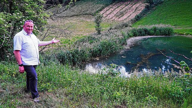 Tengen hat viel zu bieten &ndash; darunter beispielsweise der Biberdamm in Uttenhofen, wie Ortsvorsteher Robert Mick zeigt. Dort ...