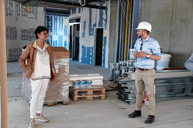 Bürgermeisterin Monika Laule (links) und Architekt Georg Schmitz führen durch die Baustelle des neuen Pflegeheims.