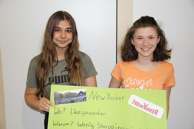 Merle Veser (links) und Nele Schuckart würden gerne in einem "New Yorker"-Laden in Pfullendorf einkaufen können.