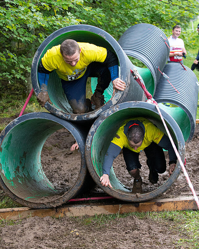 Mit Koordination: Hindernisse, Wasser, Schlamm und viele gut gelaunte Spaß-Sportler gab‘s beim Rothaus-Mudiator-Finale in ...