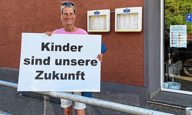 Unter die Teilnehmer der Aktion am Mittwoch an der B-33-Ortsdurchfahrt hatte sich auch die Bürgermeisterkandidatin Heike Padberg aus ...