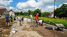 Ehrenamtliche Helfer aus Menninger Vereinen bauen die Haltestelle für die Ablachtalbahn in dem Meßkircher Ortsteil. Das Pflaster wurde ...