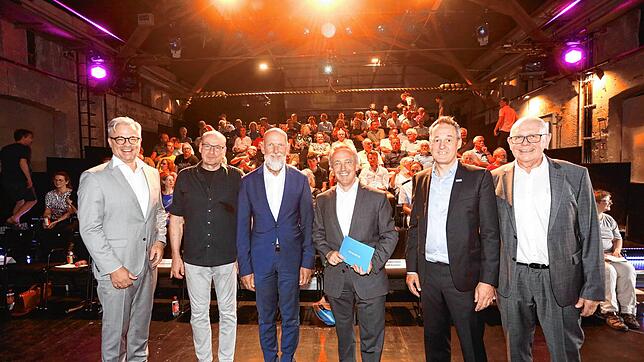 Sie diskutieren über die Zukunft der Stadtwerke Konstanz (von links): Guido Baltes von der HTWG, Bene Müller, Geschäftsführer ...