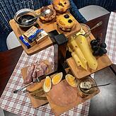 Das Étagère mit Käse, Wurst, geräuchertem Lachs, gekochten Eiern, Marmelade, Butter oder Muffins.