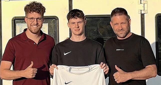 Glückliche Trainer: Urs Keser (rechts) und sein Co-Trainer Marco Götz freuen sich, dass Marco Hanser (Mitte) der SG FC Wehr/Brennet ...