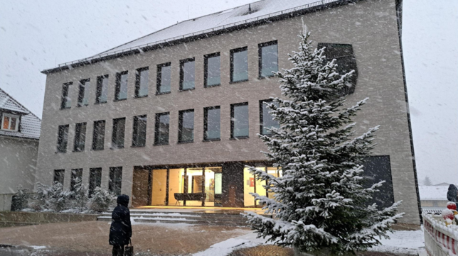 Vor dem Rathaus in einem Betonring hat der rund fünf Meter hohe Weihnachtsbaum in Markdorf den ersten Schnee ausharren müssen.