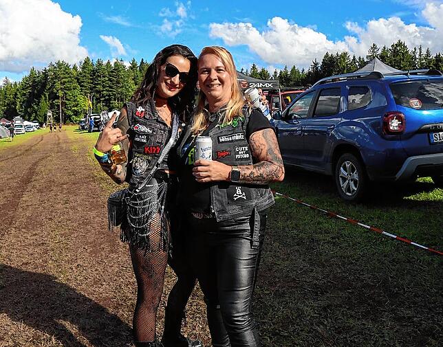 Fast schon klassisch-metalmäßig sind diese beiden Besucherinnen unterwegs.