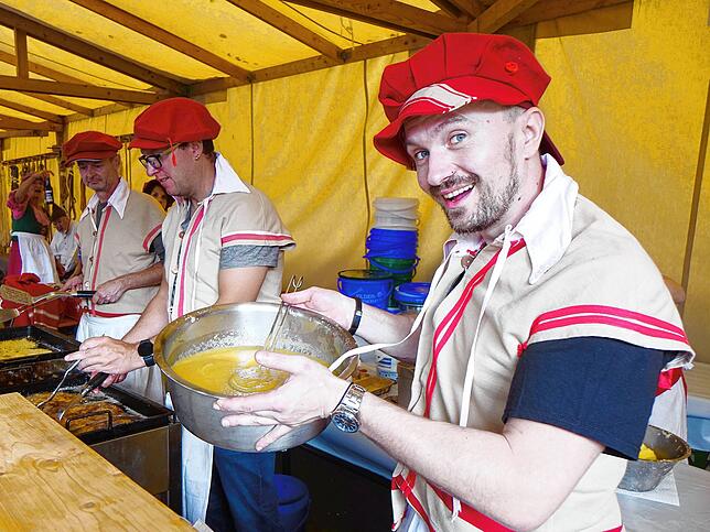Am Stand der Zimmerngilde Katzmallebach bieten (von links) Martin Braun, Lothar Schmid und Siggi Horn Kartoffelpuffer an. Foto: Heinrich ...