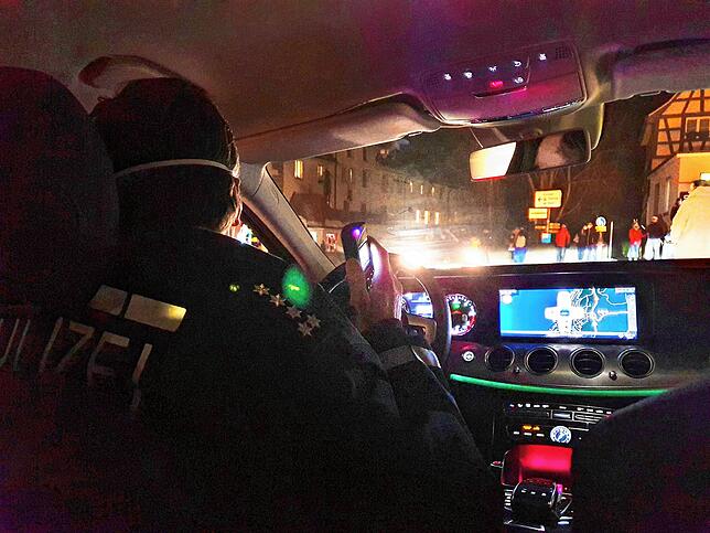Mit der Polizei unterwegs durch die Innenstadt: Gegen 19 Uhr ist auf den Straßen zwischen Franziskanertor und Hofstatt einiges los.