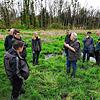 Nur noch mit Gummistiefeln zu betreten: Martin Aichem (Bildmitte) mit Landwirten, Ortsvorstehern und anderen Teilnehmern auf einer ...