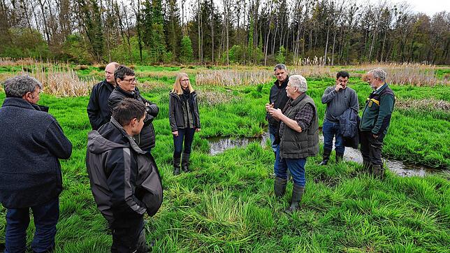 Nur noch mit Gummistiefeln zu betreten: Martin Aichem (Bildmitte) mit Landwirten, Ortsvorstehern und anderen Teilnehmern auf einer ...