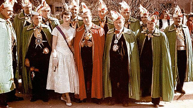 Prinz Ingo und Prinzessin Ellen im Jahr 1957 vor dem Salmenbrunnen in Jestetten.