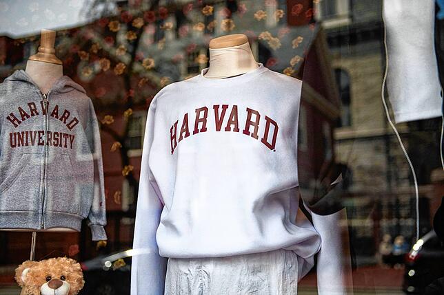 Sweatshirts der Harvard-Universität werden ausgestellt.
