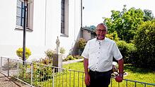 Pfarrer Ulrich Sickinger neben der Liebfrauenkirche Waldshut, in der er am Sonntag seinen letzten Gottesdienst halten wird.