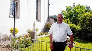 Pfarrer Ulrich Sickinger neben der Liebfrauenkirche Waldshut, in der er am Sonntag seinen letzten Gottesdienst halten wird.