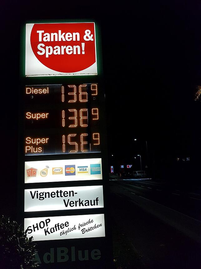 In Österreich kosten Diesel und Super viel weniger, als derzeit in Deutschland.