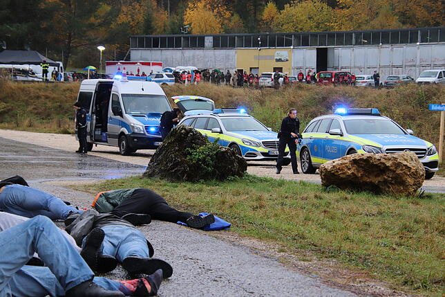 Bild 4: Einsatzkräfte üben den Ernstfall: Wie Polizei, DRK und Bundeswehr auf einen Terroranschlag in Konstanz reagieren würden