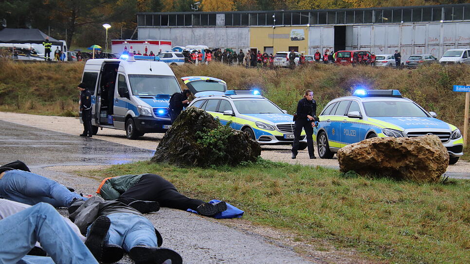 Bild : Einsatzkräfte üben den Ernstfall: Wie Polizei, DRK und Bundeswehr auf einen Terroranschlag in Konstanz reagieren würden