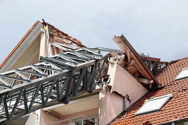 Ein Baukran ist in der Stefan-Lochner-Straße in Meersburg beim Gewittersturm am 29. Juni umgestürzt. Dabei wurde eine ...