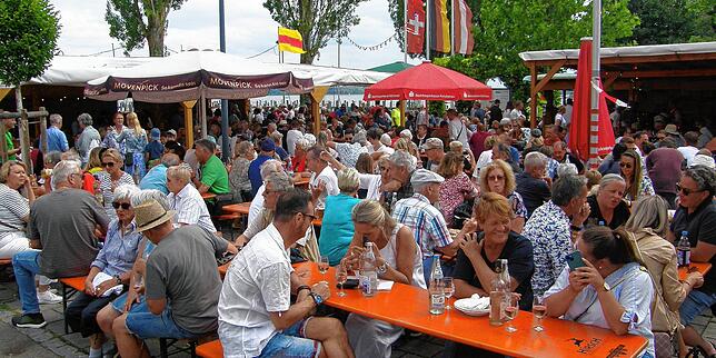 Das Reichenauer Wein- und Fischerfest war an allen drei Tagen sehr gut besuch – hier am Sonntagmittag. Nur am Freitagabend war es ...
