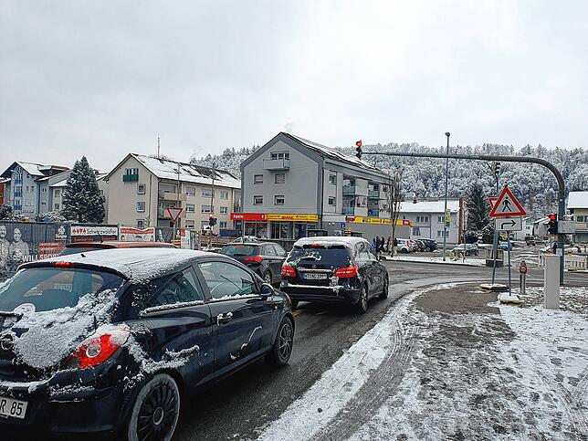 Oftmals staut sich der Verkehr in der Weihermattstraße, da die Ampel nicht auf die Anlage an der Kreuzung Heckerstraße zur ...