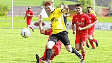 Der Mundelfinger Pascal Springindschmitten versucht, sich gegen seinen St. Märgener Gegenspieler durchzusetzen. Mundelfingen und St. ...