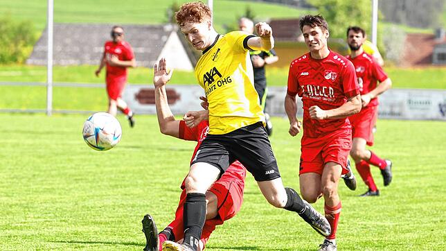 Der Mundelfinger Pascal Springindschmitten versucht, sich gegen seinen St. Märgener Gegenspieler durchzusetzen. Mundelfingen und St. ...