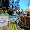 Gesperrt: Das bleiben Spiel- und Bolzplätze wie hier beim Irmapark auch weiterhin. Allerdings sind etliche Läden wieder auf. Laut Stadt ...