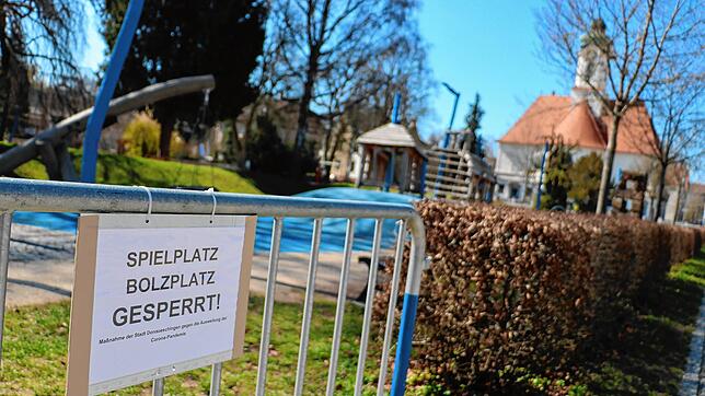 Gesperrt: Das bleiben Spiel- und Bolzplätze wie hier beim Irmapark auch weiterhin. Allerdings sind etliche Läden wieder auf. Laut Stadt ...