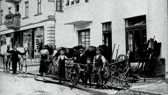 Auch in der Heiligenberger Straße gab es seit Jahrhunderten eine Schmiede. Sie stand nur wenige Meter neben dem inzwischen abgerissenen ...