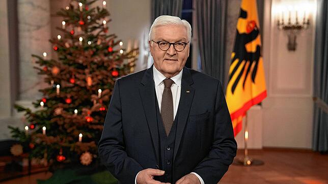 Frank-Walter Steinmeier im Schloss Bellevue beim Halten seiner Weihnachtsansprache.