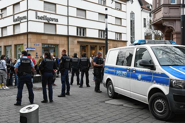 Die Polizei nahm zahlreich Aufstellung, um die Situation unter Kontrolle zu bekommen.