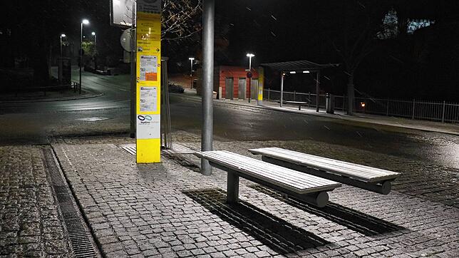 Der Zentrale Omnibusbahnhof in Überlingen bei Nacht. Viele Mädchen und junge Frauen empfinden ihn als Angstraum, berichten von ...
