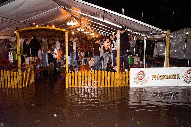 Knietief im Wasser: Nach der Regenflut wird weitergefeiert bis tief in die Nacht.
